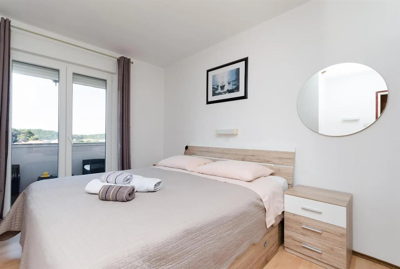 Apartment Renata Palit 0*,